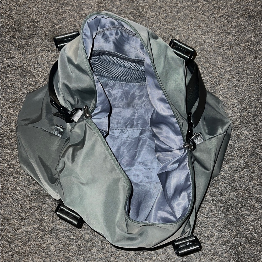 Green Duffel bag - Picture 2 of 4